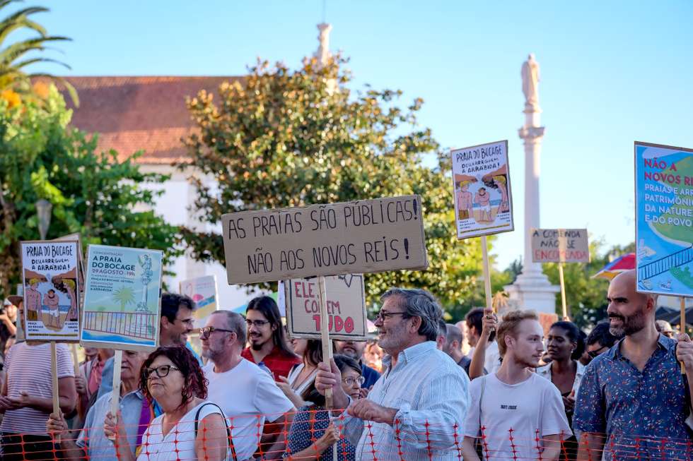 Manifestantes durante o protesto 'Praia do Bocage’, na Praça de Bocage, contra a privatização de praias da Arrábida, Setubal, 29 de agosto de 2026.  RUI MINDERICO/LUSA