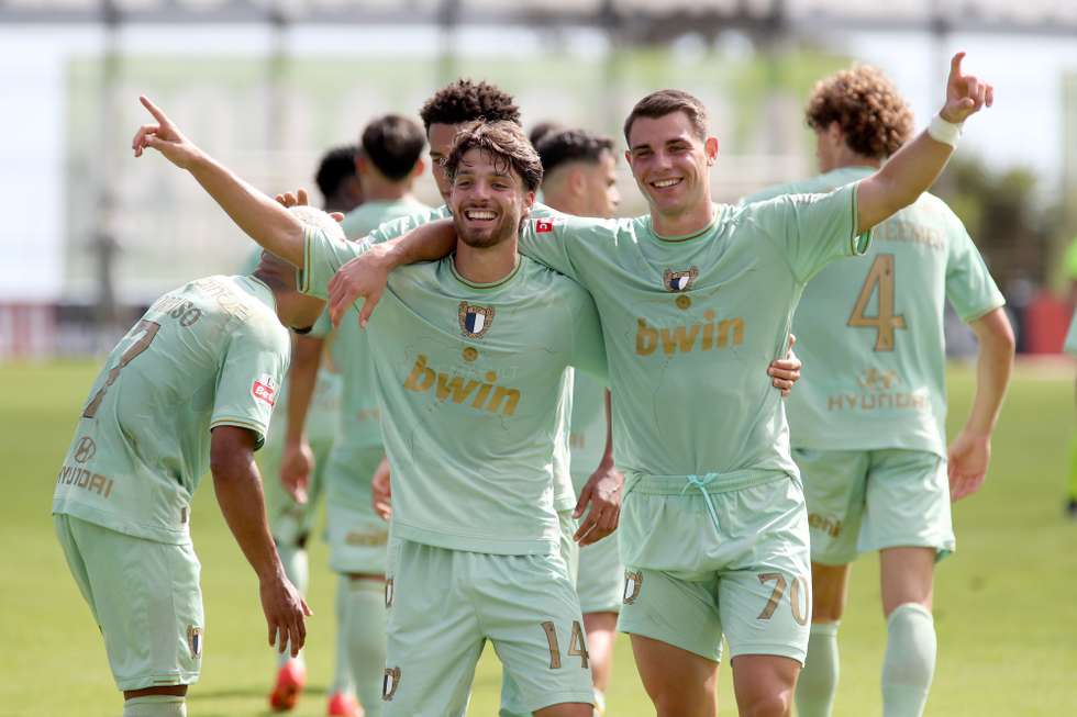 Os jogadores do Famalicão, Mathias De Amorim (E) e Koutsias (D), festejam após marcar um golo contra o Nacional, durante o jogo da Primeira Liga de Futebol realizado no Estádio da Madeira, no Funchal, ilha da Madeira, 19 de setembro 2026. HOMEM DE GOUVEIA/LUSA