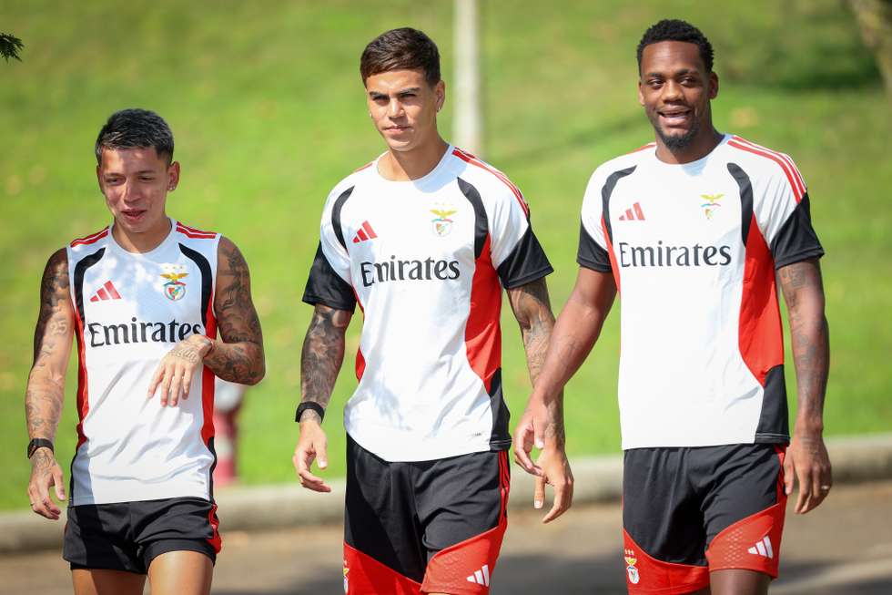 Os jogadores do Benfica (E-D), Gianluca Pretianni, Enzo Barrenechea e Jhon Durán, durante o treino de preparação para o jogo da 2.ª pré-eliminatória da Liga Europa contra o St. Gallen, no Benfica Campos, no Seixal, 22 de julho de 2026. RUI MINDERICO/LUSA