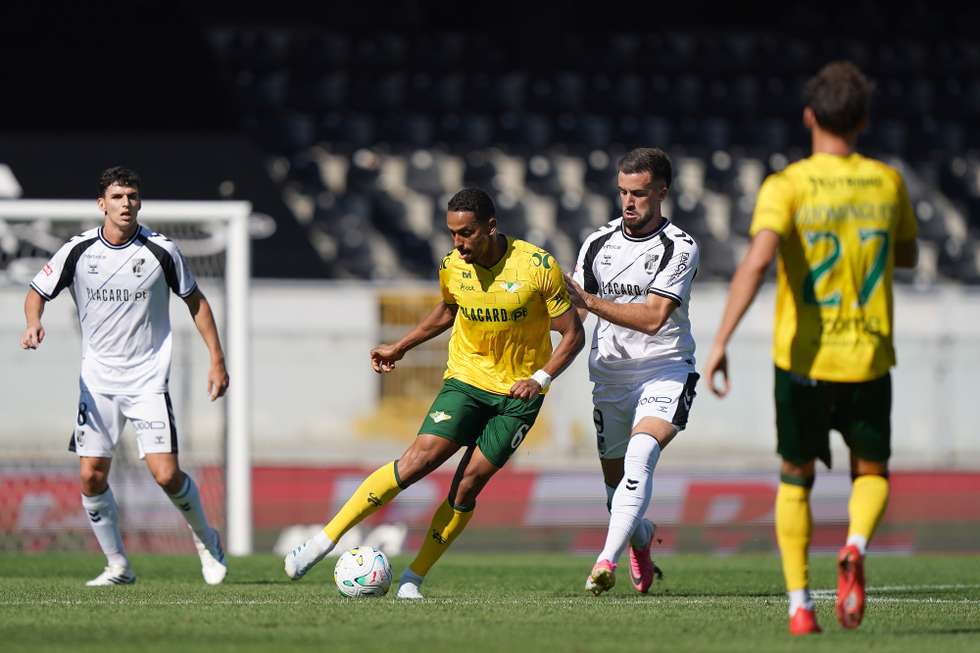 O jogador do Vitória de Guimarães, Jakupovic (C-D), disputa a bola com o jogador do Moreirense, Miguel Silva (C-E), durante o jogo Primeira Liga de futebol realizado no Estádio D. Afonso Henriques, em Guimarães, 20 de setembro de 2026. HUGO DELGADO/LUSA