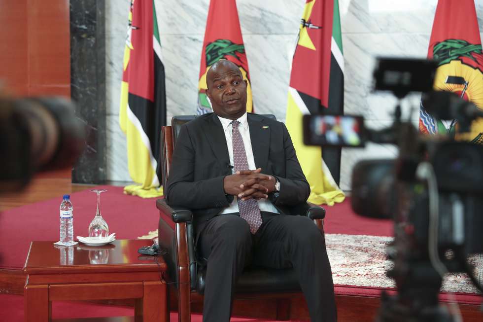 O Presidente de Moçambique, Daniel Chapo, em entrevista à agência Lusa, em Maputo, Moçambique, 10 de julho de 2026. Daniel Chapo, que partiu hoje para Lisboa para uma visita oficial, desafiou os empresários portugueses a investirem em Moçambique já, quando avançam megaprojetos de 50 mil milhões de dólares (43,8 mil milhões de euros) no gás, avisando que esperar por amanhã será tarde. (ACOMPANHA TEXTO DA LUSA DE 14 DE JULHO DE 2026). LUÍSA NHANTUMBO/LUSA