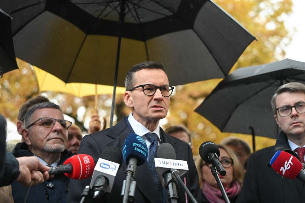 epa13343138 Former Polish Prime Minister Mateusz Morawiecki (C) attends a press conference in front of Poland's Constitutional Tribunal in Warsaw, Poland, 31 October 2026. The Warsaw Police Headquarters (KSP) said on 30 October that officers were deployed on court grounds, without entering the building, to secure the perimeter and maintain public order following a security warning from tribunal judge Anna Korwin-Piotrowska, prompting Polish President Karol Nawrocki to abruptly abort an official flight to Senegal and return home amid escalating political friction over the Tribunal.  EPA/MARCIN OBARA POLAND OUT