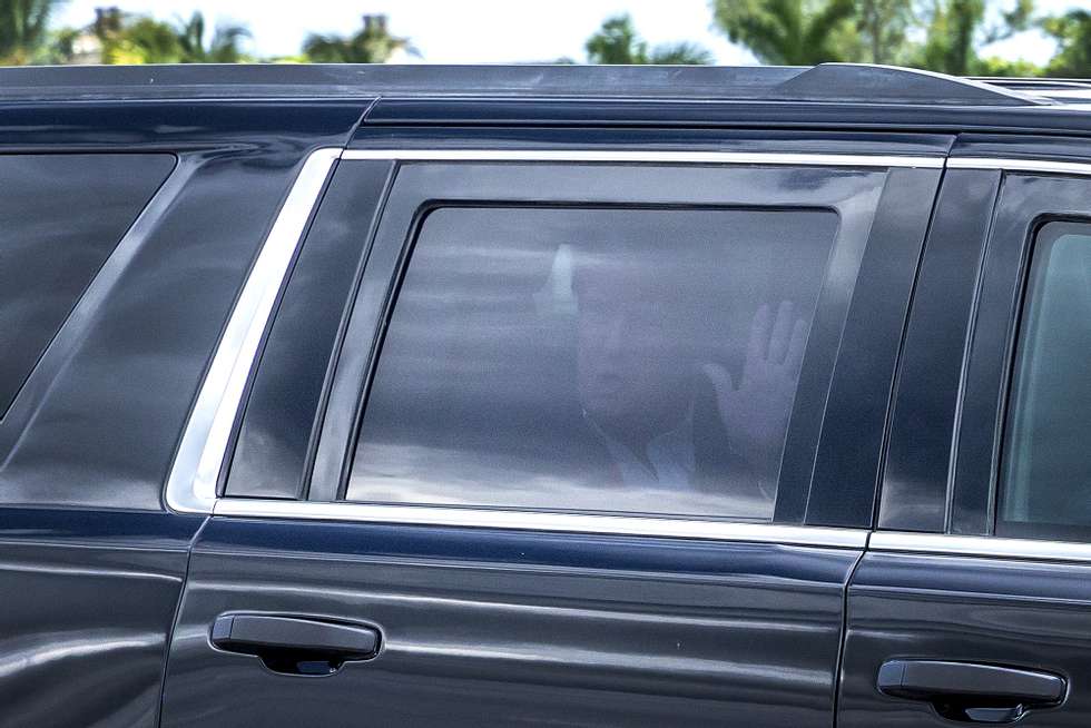 epa11610500 US former President Donald Trump waves his hand through the rear window while his motorcade is heading the West Palm Beach International Airport in West Palm Beach, Florida, USA, 17 September 2024. According to the FBI, they are following an investigation of what appears to be an attempted assassination of US former President Donald Trump on last 15 September. Palm Beach County Sheriff Ric Bradshaw said the US Secret Service agents found Ryan Wesley Routh, identified as the suspect who was arrested after allegedly pointing a rifle with a scope into the club as Trump was on the course.  EPA/CRISTOBAL HERRERA-ULASHKEVICH