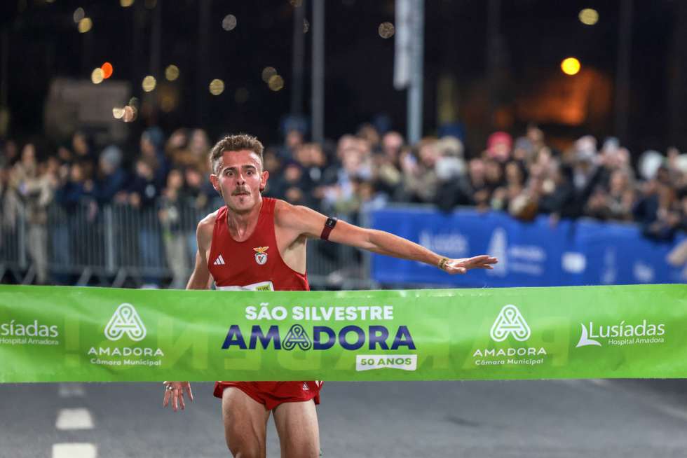 O vencedor da 50.ª edição da São Silvestre, Alexandre Figueiredo, corta a meta de chegada no final da prova, na Amadora, 31 de dezembro de 2025. MANUEL DE ALMEIDA/LUSA