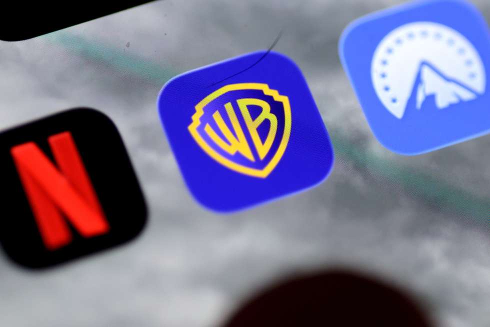 epa12579810 The app logos of Netflix, Warner Brothers and Paramount are seen on a smartphone display in Berlin, Germany, 09 December 2025. Following Netflix's 82 billion dollars offer, the next major bid for Warner Bros. has arrived: Paramount wants to raise 108 billion dollars for the company. Now, an expensive bidding war between the two giants could ensue.  EPA/HANNIBAL HANSCHKE