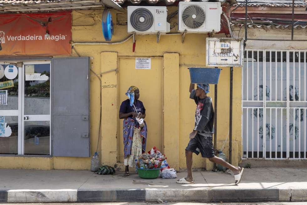 Vendedores na rua de Luanda, Angola, 17 de abril de 2026.  JOSÉ SENA GOULÃO/LUSA