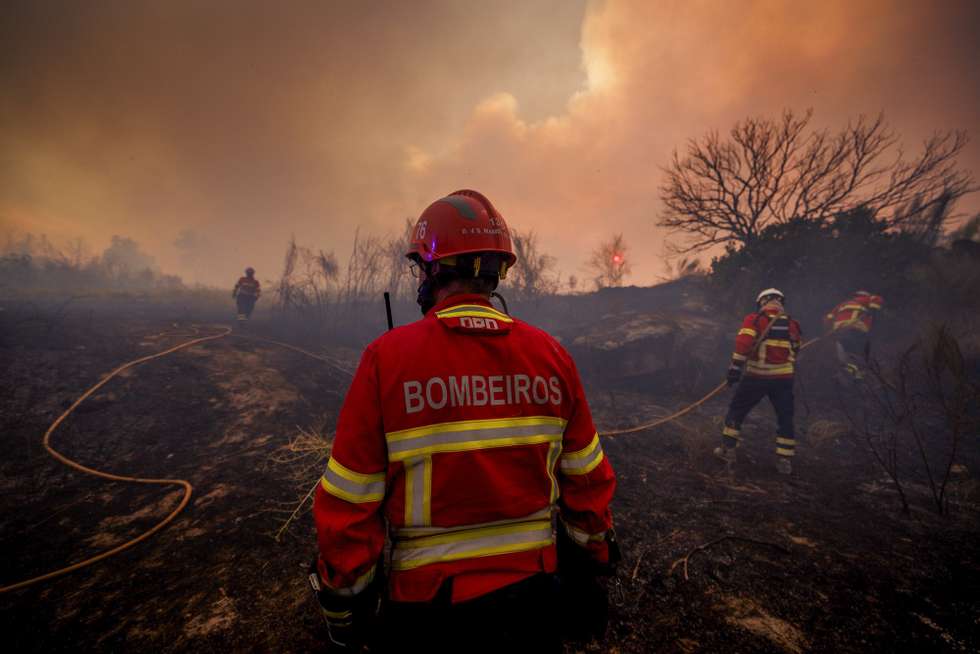 epaselect epa13142729 Firefighters battle the flames during a wildfire in Valpacos, Portugal, 30 July 2026. The fire broke out on 28 July in the municipality of Valpacos and spread to those of Mirandela and Vinhais. Additional resources and personnel have been deployed, according to the Civil Protection Agency.  EPA/PEDRO SARMENTO COSTA