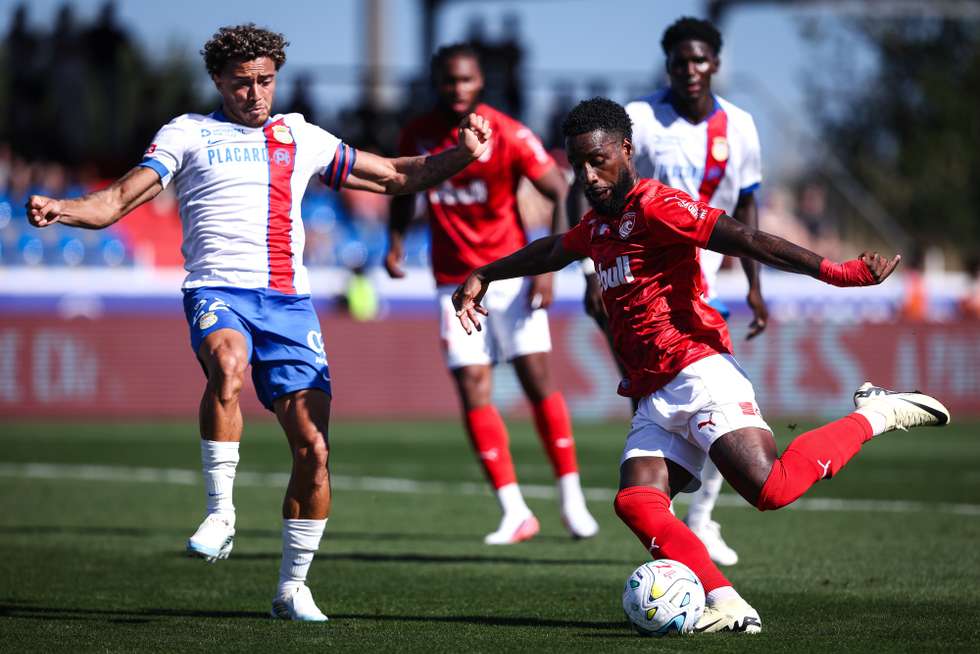 O jogador do Alverca, Figueiredo (E), disputa a bola com o jogador do Santa Clara, Guilherme Romão, durante o jogo da Primeira Liga de Futebol, realizado no Complexo Desportivo de Alverca, em Lisboa, 29 de agosto de 2026. RODRIGO ANTUNES/LUSA