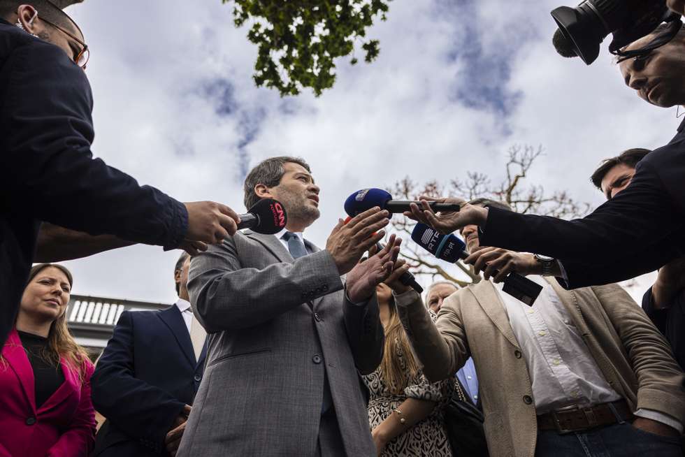 O presidente do Chega, André Ventura (C), presta declarações aos jornalistas durante uma ação de campanha eleitoral para as eleições legislativas na Madeira que teve lugar na Casa de Saúde São João de Deus, Funchal, 22 de maio de 2024. GREGÓRIO CUNHA/LUSA
