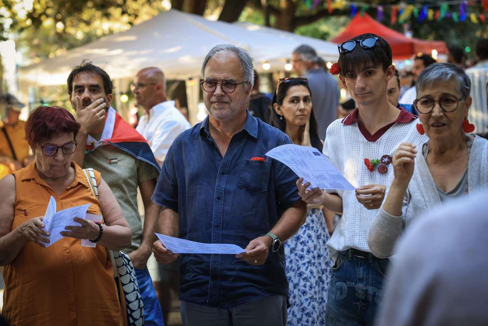 O coordenador do Bloco de Esquerda (BE), José Manuel Pureza (C), participa na iniciativa 'Operação garantir habitação' que marca a reentrada política do Bloco de Esquerda ao nível do distrito do Porto, no Porto, 19 de setembro de 2026. JOSÉ COELHO/LUSA