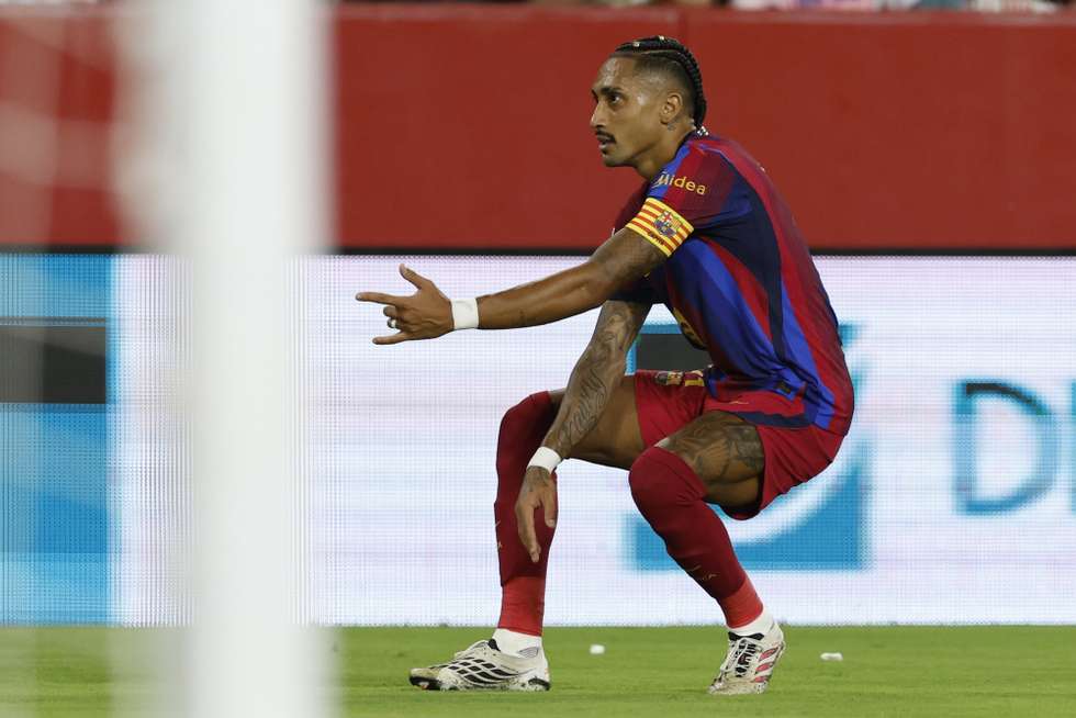 epa13250837 Barcelona's Raphinha celebrates after scoring the 1-2 goal during the Spanish LaLiga soccer match between Sevilla FC and FC Barcelona, in Seville, Spain, 19 September 2026.  EPA/JULIO MUNOZ