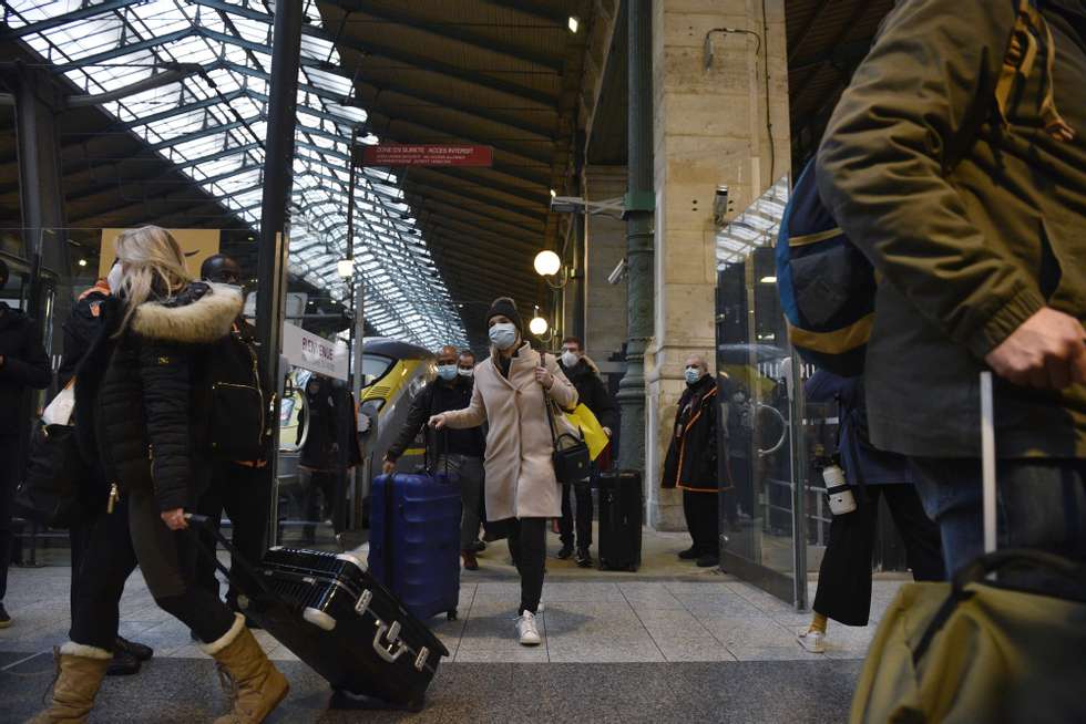 epa08901149 Passengers from London arrive at the Eurostar terminal in Gare du Nord train station in Paris, France, 23 December 2020. French government suspended the ban on air and rail travel from the UK for French residents following news of the new variant Covid-19 that has spread rapidly across London and south-east England. Most of the countries in the EU have suspended flights to and from the UK in the light of this mutated coronavirus strain.  EPA/JULIEN DE ROSA