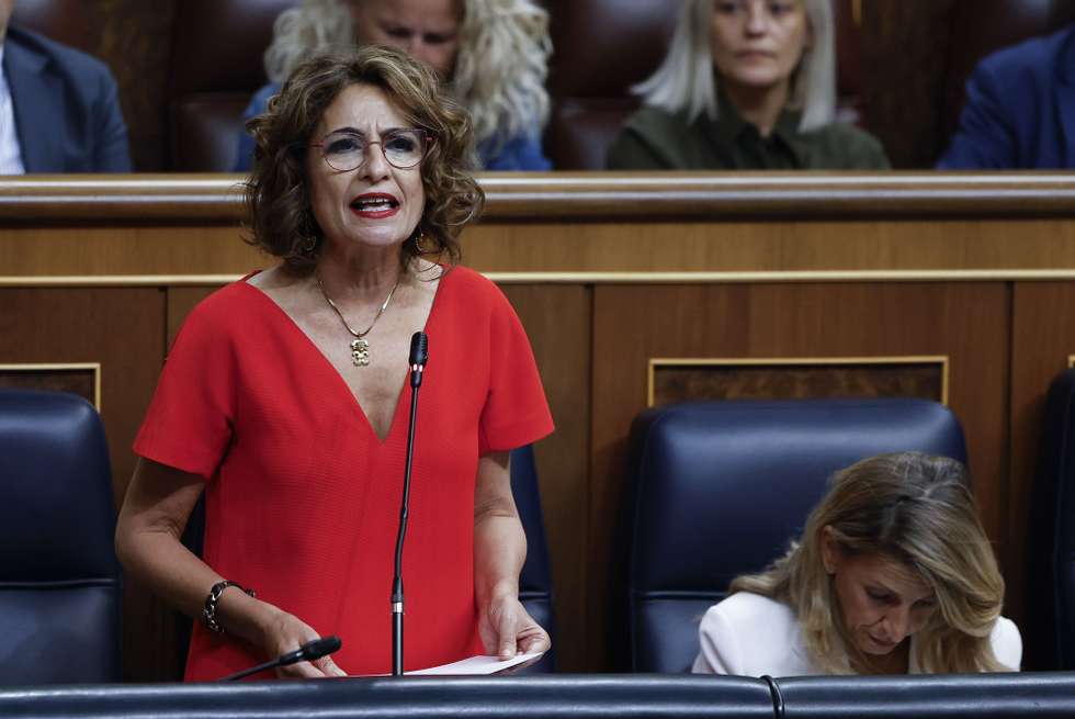 epa12438845 Spain's First Deputy Prime Minister and Treasury Minister, Maria Jesus Montero, answers a question from an opposition party MP during the weekly Spanish Government's Question Time session at the Lower Chamber in Madrid, Spain, 08 October 2025. The central government is trying to ensure that its bill on a weapons embargo to Israel will be passed if it gains enough support from other parties.  EPA/CHEMA MOYA