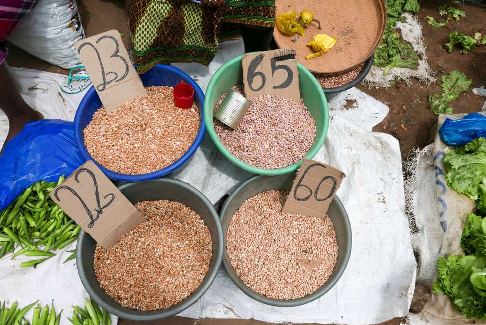 Produtos expostos alguidares estendidos no chão no mercado grossista do Zimpeto, Maputo, Moçambique, 02 de novembro de 2020. As bancas do mercado grossista do Zimpeto, famosas por terem quase sempre batatas e cebolas frescas, ressentiram-se, tendo em conta que o mercado interno não consegue alimentar um dos principais pontos de abastecimento da capital moçambicana. (ACOMPANHA TEXTO DA LUSA DO DIA 22 DE NOVEMBRO DE 2020). LUÍSA NHANTUMBO/LUSA