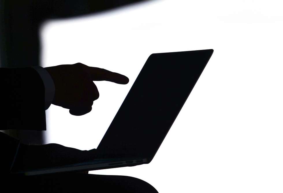 Um utilizador de internet em frente ao computador