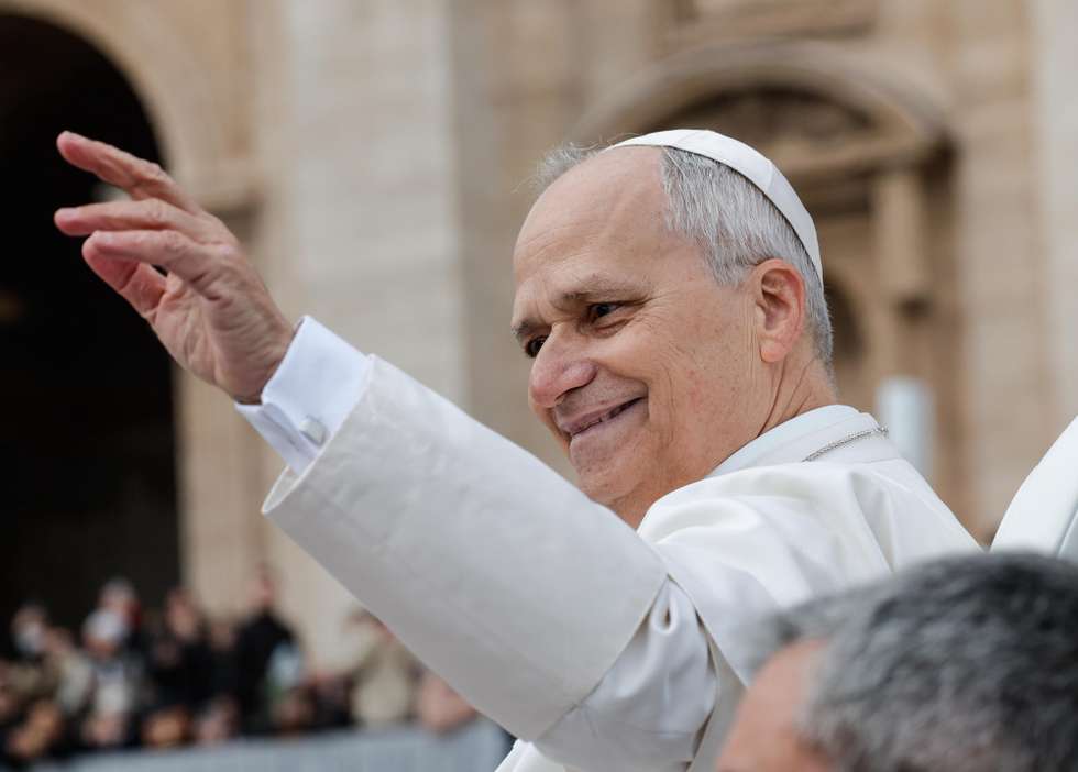 epa12618899 Pope Leo XIV waves to the faithful during his weekly general audience in Saint Peter's Square, Vatican City, 31 December 2025.  EPA/GIUSEPPE LAMI