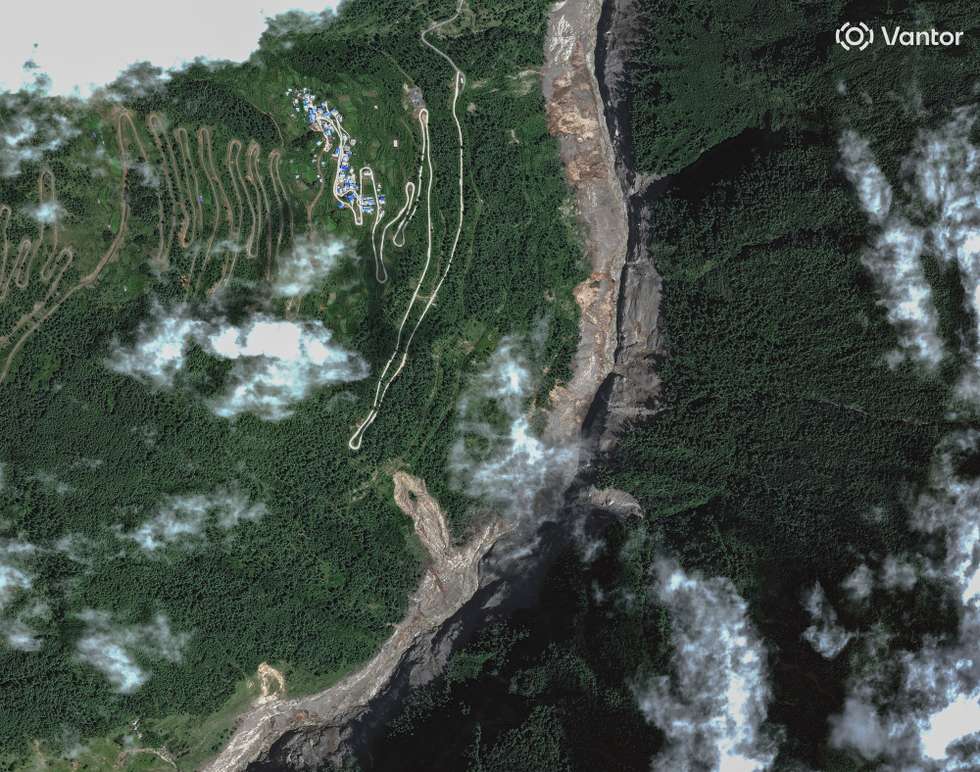 epa13198102 A handout satellite image made available by Vantor shows the current view of the river and debris near Labi Village in the aftermath of the flash flood along Nepal-Tibet border 28 August 2026. Over 500 people have died and hundreds remain missing across northern Nepal after a suspected glacial collapse and avalanche triggered flash floods and mudslides along the Bhotekoshi and Trishuli river valleys near the Nepal-Tibet border, causing widespread destruction to settlements and infrastructure, according to local authorities.  EPA/SATELLITE IMAGE ©2026 VANTOR / HANDOUT -- MANDATORY CREDIT: SATELLITE IMAGE 2026 VANTOR -- THE WATERMARK MAY NOT BE REMOVED/CROPPED --HANDOUT EDITORIAL USE ONLY/NO SALES