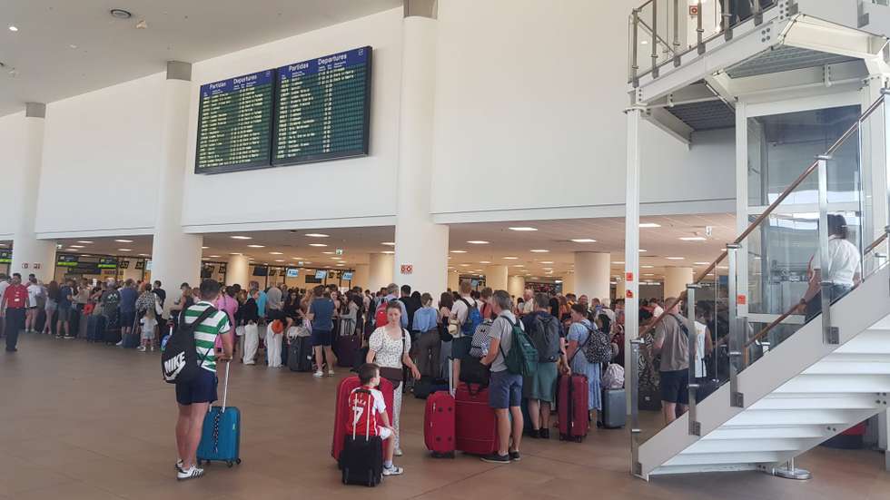 Filas acumulam-se no aeroporto de Faro, com vários voos atrasados devido ao "apagão" informático.