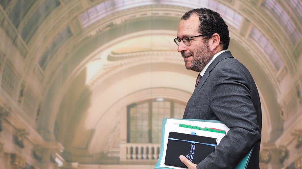 Na tarja, exposta na EB 2.3 Júlio Dinis, lê-se "Estamos a dar a aula mais importante das nossas vidas"