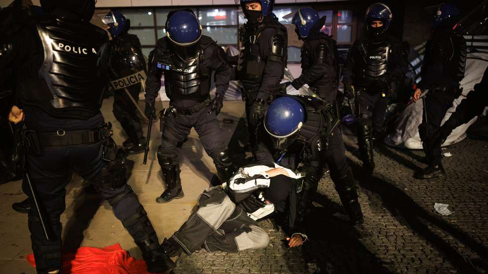 Depois de uma longa negociação, a PSP avançou em grande número em direção aos manifestantes acampados na Praça D. João I, no Porto