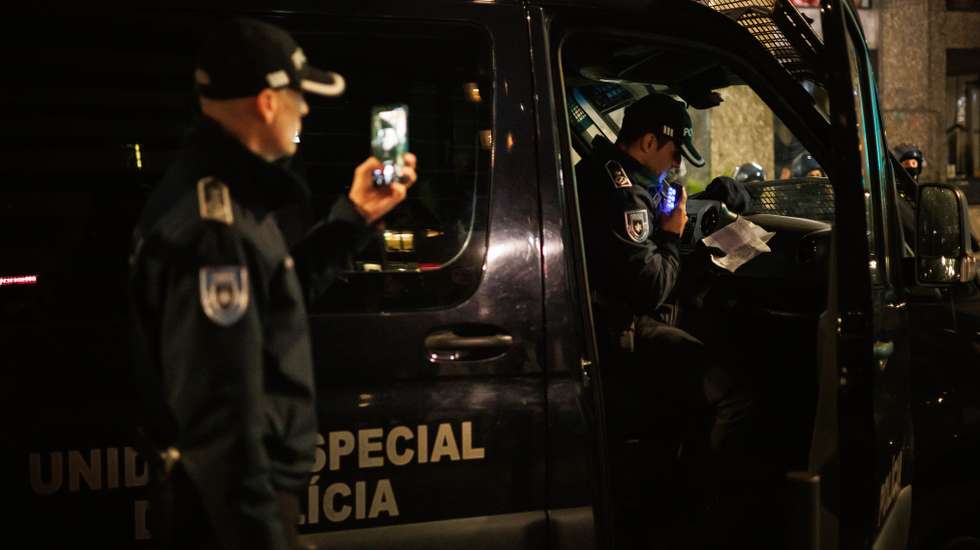 Depois de uma longa negociação, a PSP avançou em grande número em direção aos manifestantes acampados na Praça D. João I, no Porto