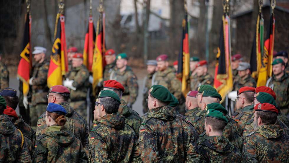 Transferência das forças de defesa civil das Forças Armadas Federais, pelo Inspetor-Geral Adjunto das Forças Armadas Federais, Tenente-General Andreas Hoppe, do Comando Territorial de Operações para o Comando do Exército. Berlim, 14 de março de 2025.