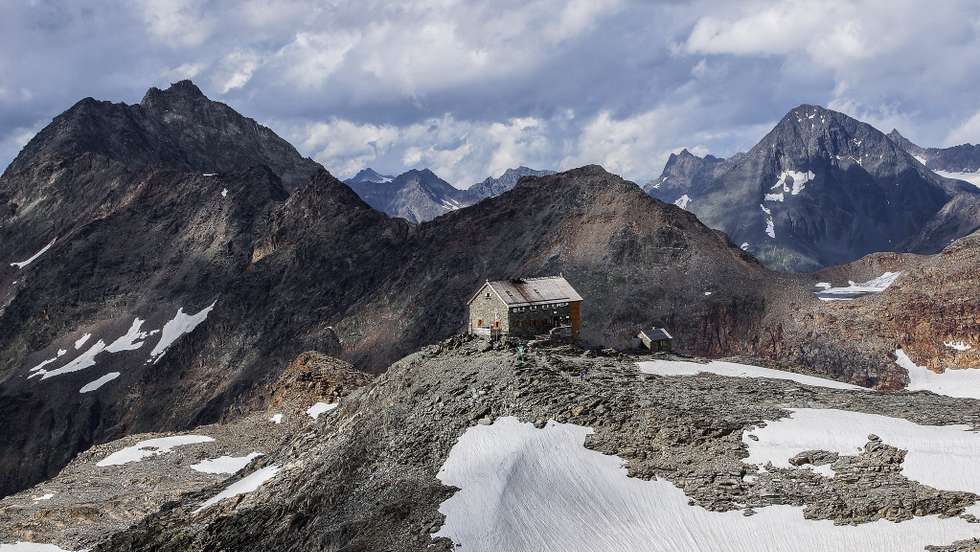 Mochila foi descoberta no glaciar Sulztalferner, na região do Tirol, a uma altitude de 2.955 metros (9.700 pés).