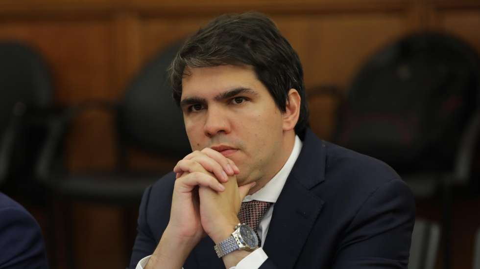 Para o socialista, esta é uma decisão do Governo tomada por "partidarite", a mesma expressão usada por Augusto Santos Silva sobre o caso