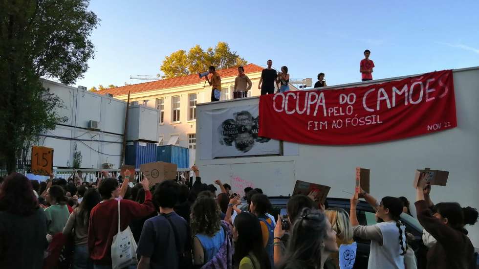 Os manifestantes saíram da Ordem dos Contabilistas e dirigiram-se para o Liceu Camões