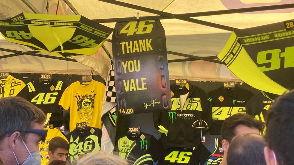 "Obrigado, Vale". Na verdade, são muitos os que querem agradecer e passam ainda pela loja improvisada