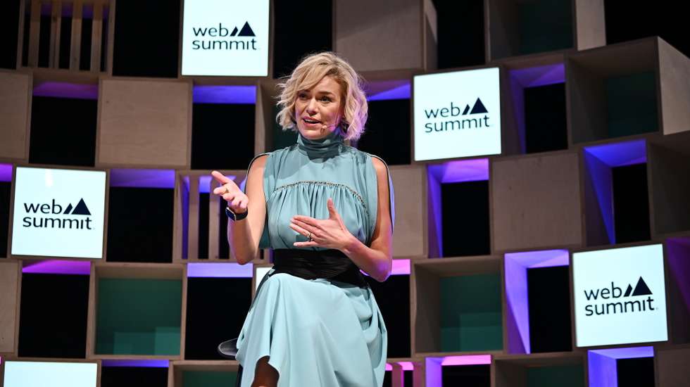 Katherine Maher no palco Q&amp;A