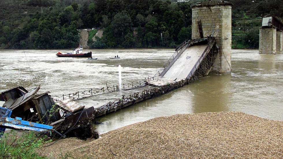 O quarto pilar da Ponte Hintze Ribeiro, cedeu subitamente, provocando o colapso da parte central do tabuleiro