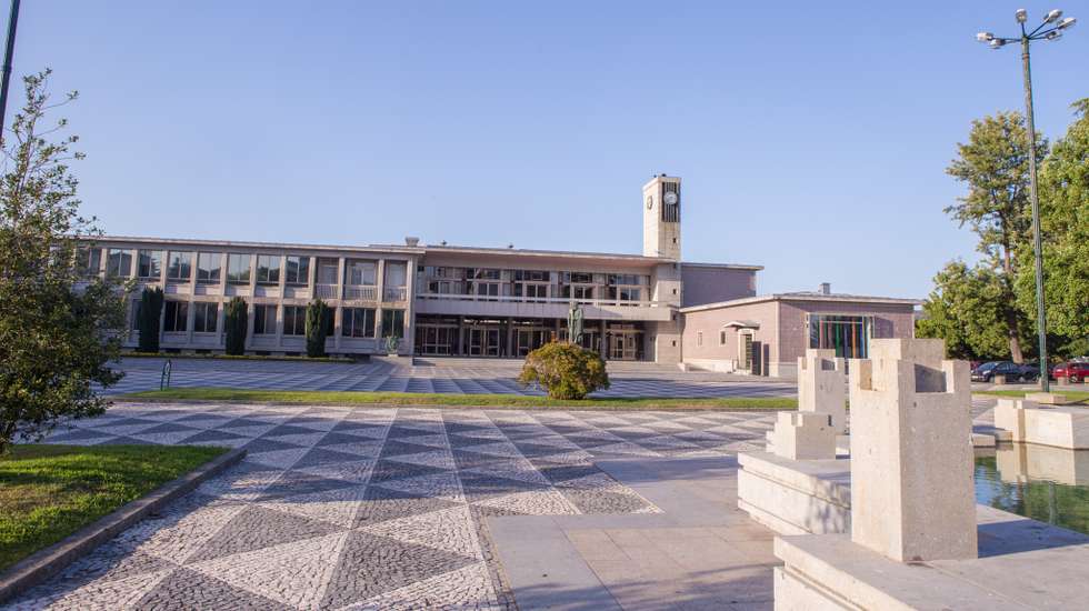 Segundo a autarquia do distrito do Porto, o investimento previsto no total do parque habitacional municipal, a ser executado até ao final do ano, é de cerca de 8,5 milhões de euros