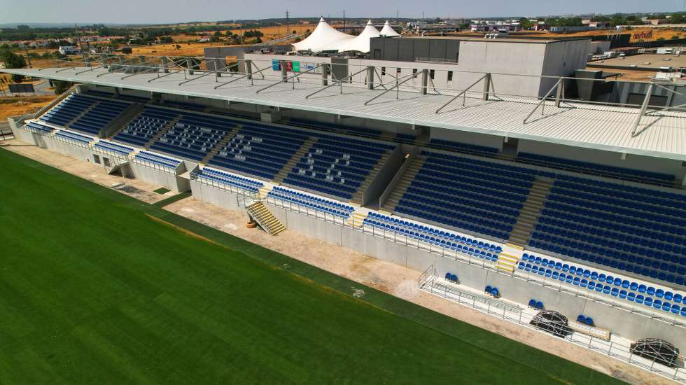 O estádio, que adotou o nome do clube, foi financiado por uma cadeia de hipermercados e está situado na periferia da cidade, num terreno municipal com cerca de 20 mil metros quadrados