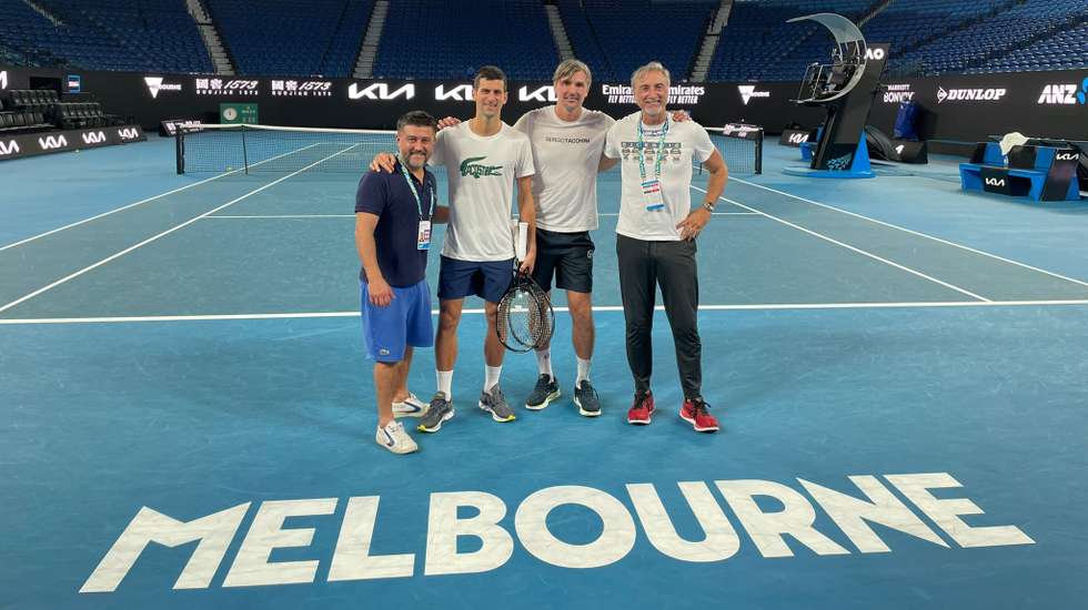 Novak Djokovic tem sido protagonista de um caso que já foi descrito por Rafa Nadal como "um circo" e já treinou na Rod Laver Arena