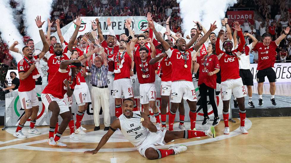 Benfica fez a festa no Pavilhão da Luz depois de uma final onde o fator casa imperou nos cinco jogos