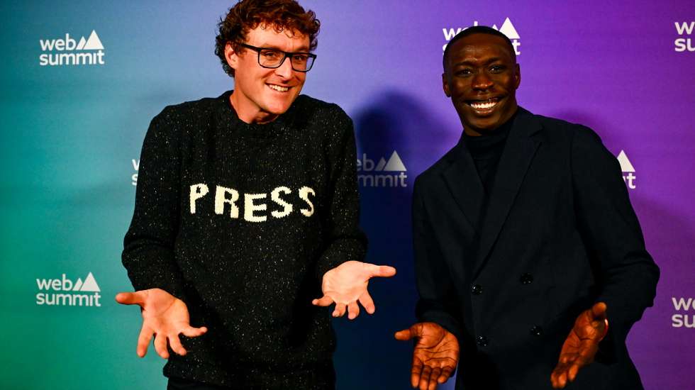 Paddy Cosgrave, CEO da Web Summit, ao lado de Khaby Lame, o tiktoker seguido por 161 milhões de pessoas