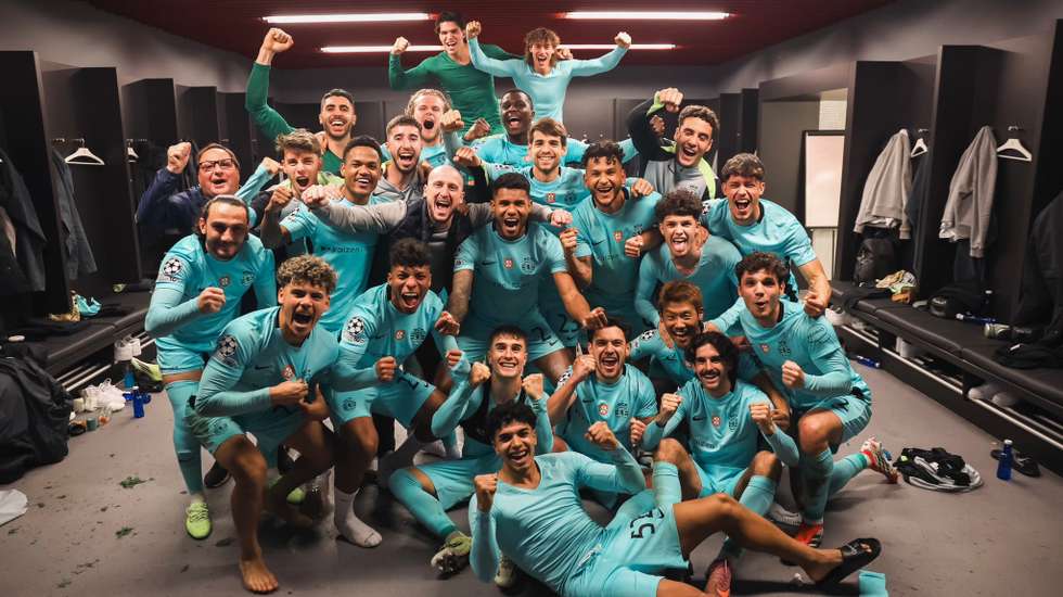 Plantel do Sporting fez a festa no balneário de San Mamés depois de uma prestação histórica na Champions que valeu a passagem direta aos oitavos