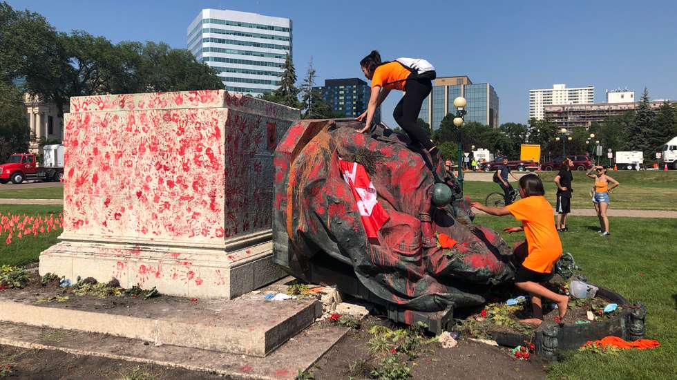 A estátua foi coberta de impressões de mãos de crianças em homenagem às crianças indígenas ©Marina v Stackelberg/CBC Manitoba/Twitter
