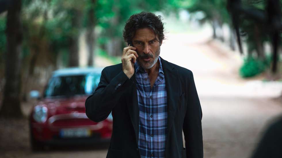 Paulo Pires inerpreta Tomás de Noronha, o protagonista herói, que tem de continuar o trabalho de investigação sobre a descoberta do Brasil iniciado pelo mestre que teve um final no mínimo misterioso