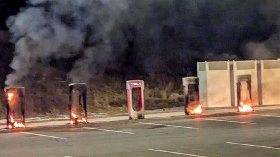 estacões da tesla a arder