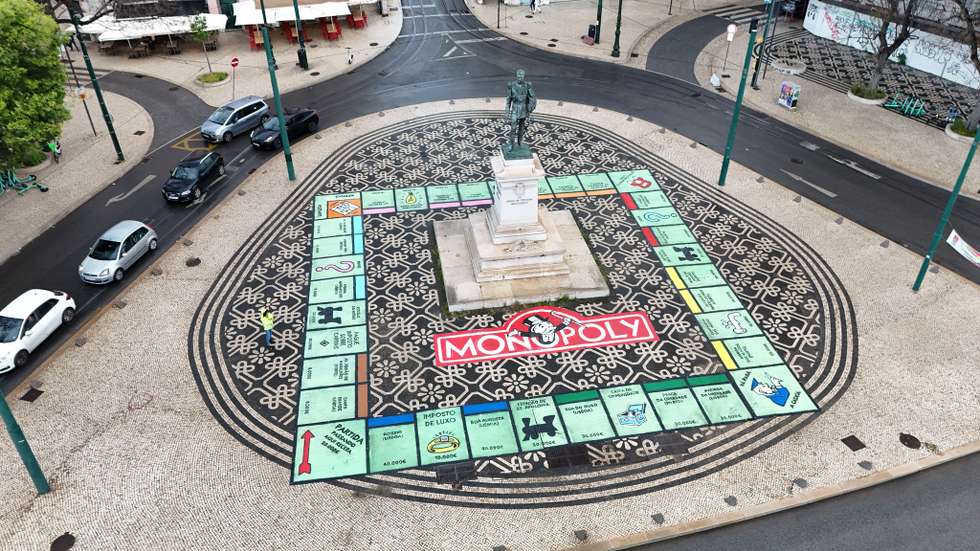 Instalação de Provac, um Monopólio gigante, obra de Bordallo II na Praça Duque Terceira em Lisboa