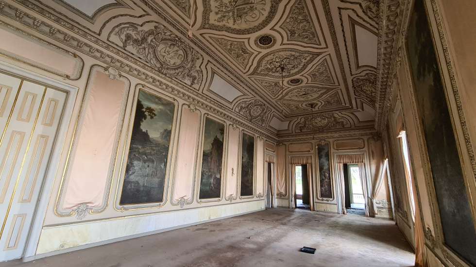 Imagens revelam que o palácio está ao abandono e que as paredes estão despidas