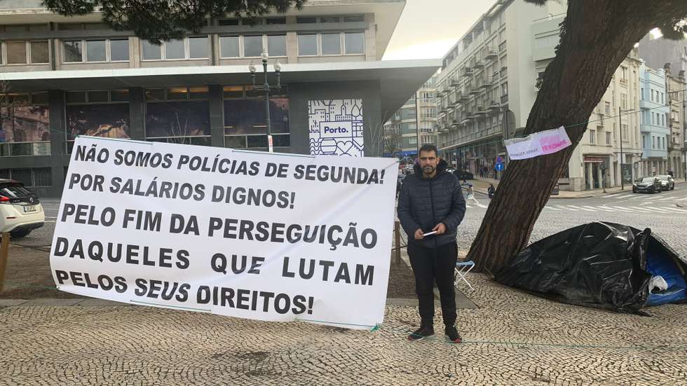 Josias Alves está em greve de fome em frente à Câmara do Porto