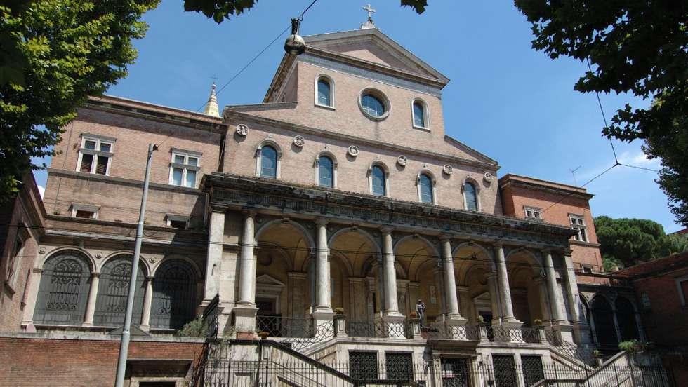 A igreja de Santo António de Pádua, em Roma, fica situada a 200 metros da Arquibasílica de São João de Latrão — a mais importante igreja do universo católico