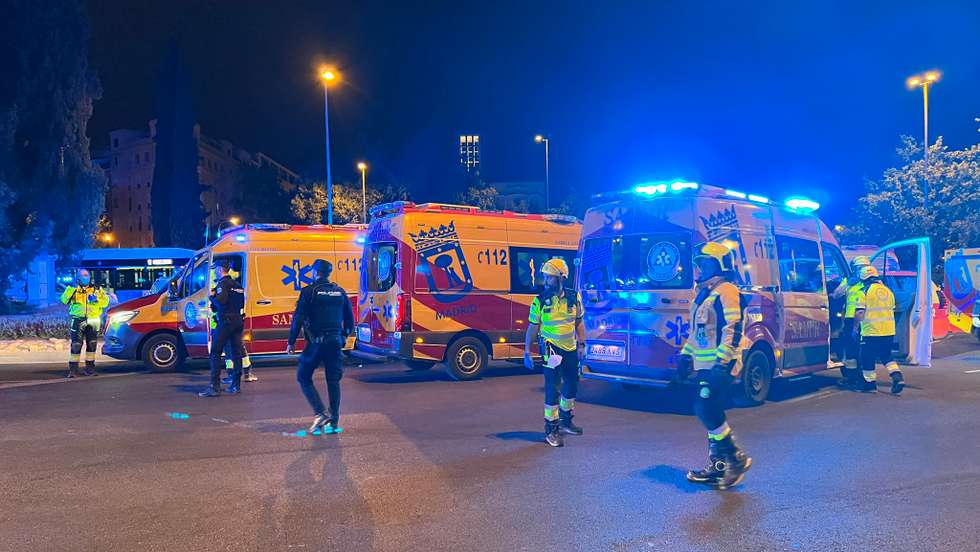 Imagem divulgada pelos serviços de emergência de Madrid mostra aparato à porta do restaurante