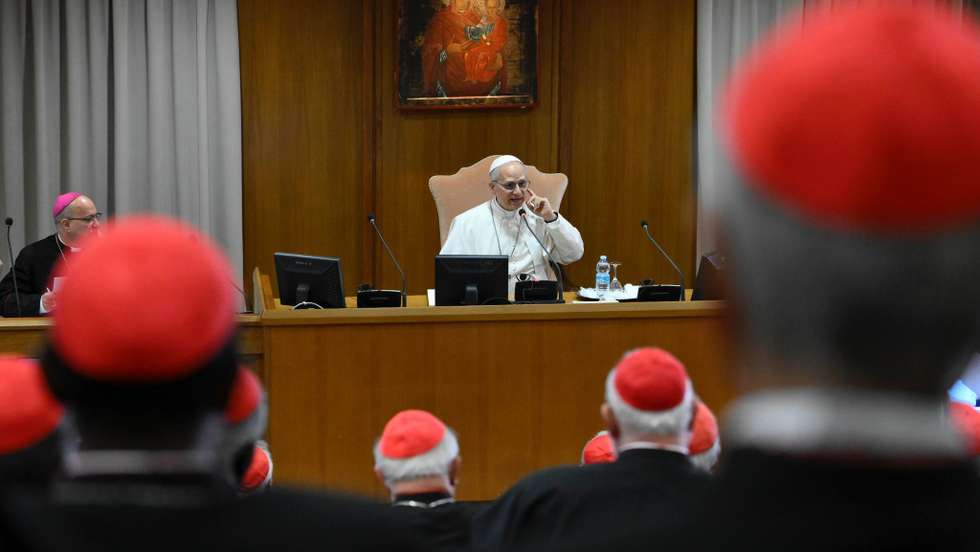 Imagem divulgada pelo Vaticano do encontro entre o Papa Leão XIV e os cardeais, que decorreu à porta fechada