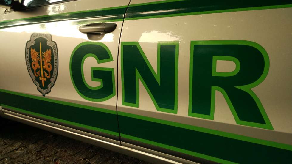 O homem de 37 anos conduzia uma viatura ligeira de passageiros e percorreu a A17 em contramão