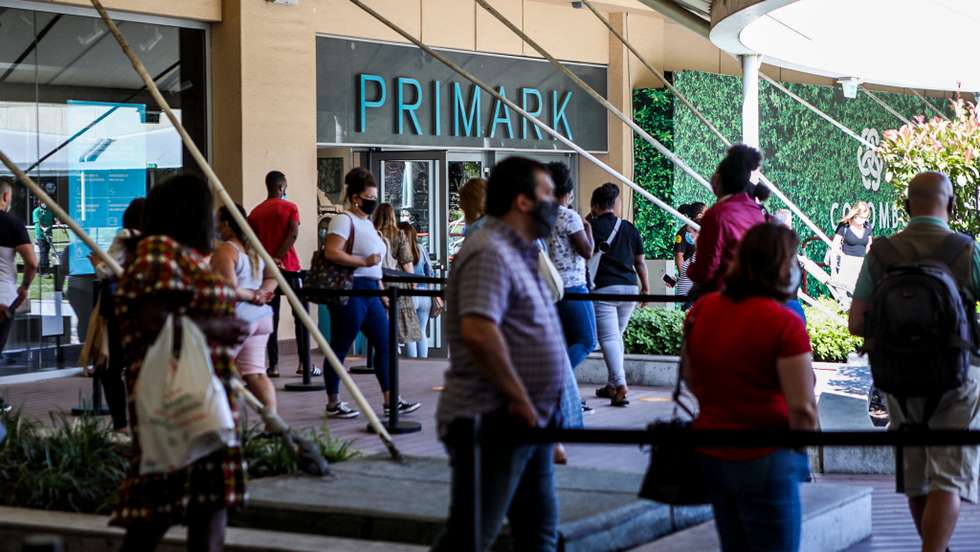 António Costa divulgou também que haverá uma limitação de lotação nos centros comerciais
