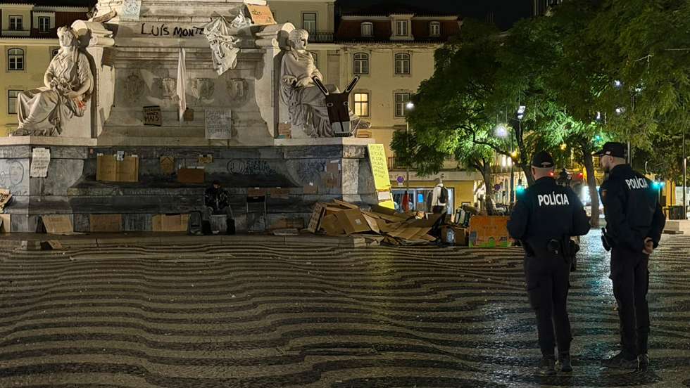 três manifestantes permanecem no Rossio